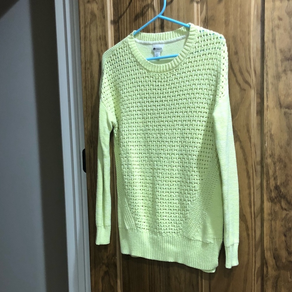 “Line Yellow” knit sweater